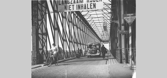 Drukte op de IJsselbrug kort voor 1936